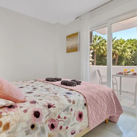 The Charming Oasis! 2 Bedrooms - By Hellodomik