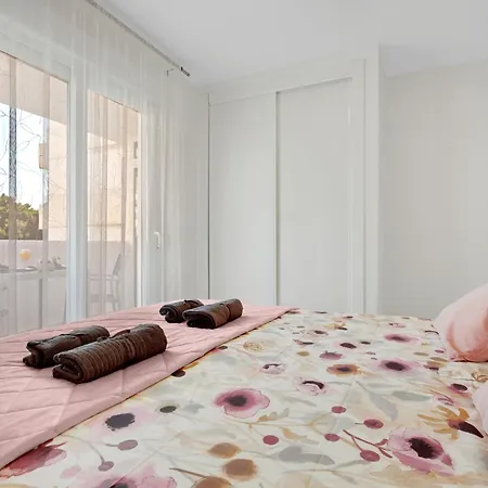 The Charming Oasis! 2 Bedrooms - By Hellodomik Apartment