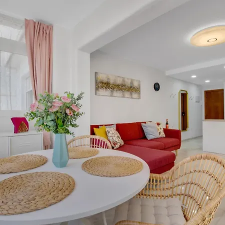 Apartment The Charming Oasis! 2 Bedrooms - By Hellodomik *