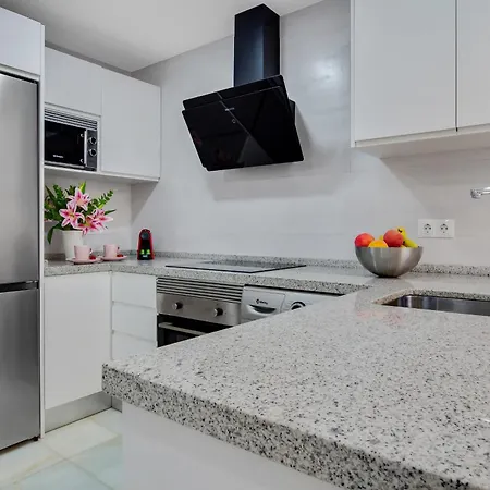 The Charming Oasis! 2 Bedrooms - By Hellodomik