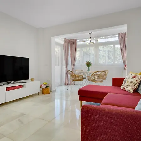 The Charming Oasis! 2 Bedrooms - By Hellodomik Apartment *