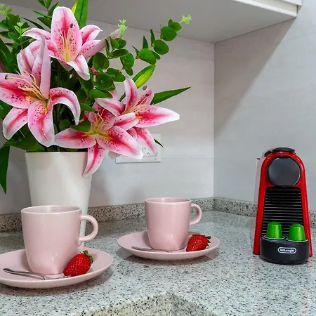 The Charming Oasis! 2 Bedrooms - By Hellodomik *