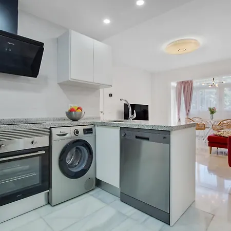 The Charming Oasis! 2 Bedrooms - By Hellodomik Apartment *